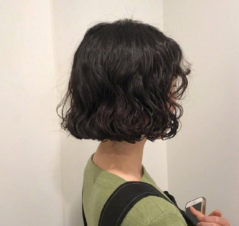 温柔可爱的碎花短发卷发型图片 3