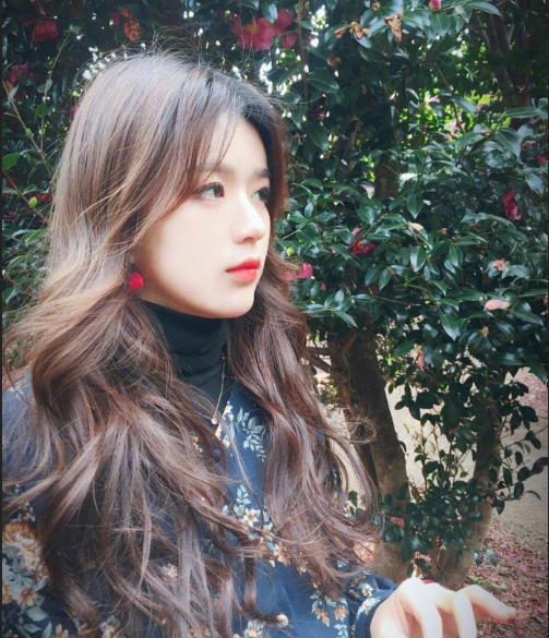 蜜茶色的甜系少女大波浪卷发发型图片