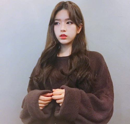 蜜茶色的甜系少女大波浪卷发发型图片 4