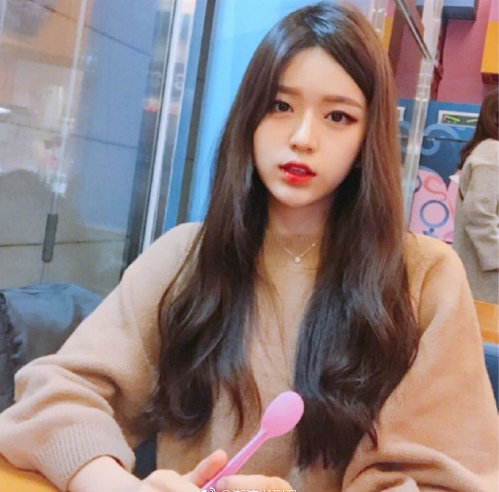 蜜茶色的甜系少女大波浪卷发发型图片 6