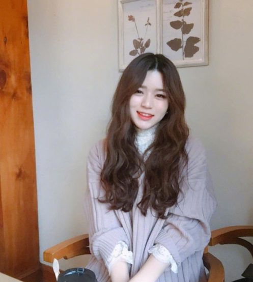 蜜茶色的甜系少女大波浪卷发发型图片 8