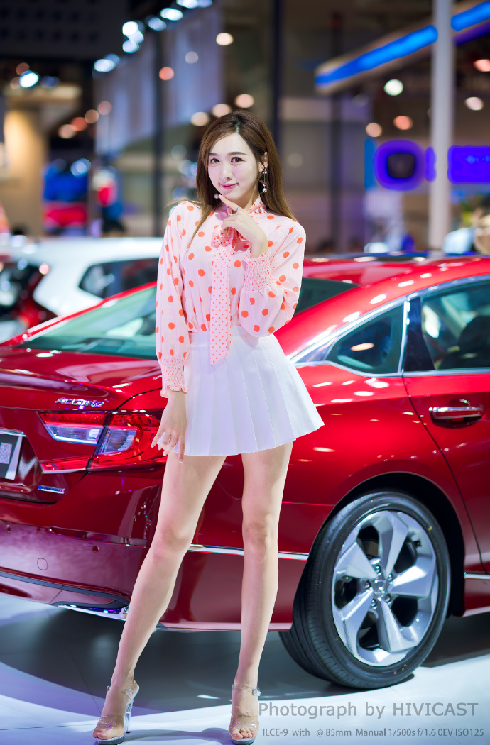 2019青岛车展模特小粉公仔美女图片