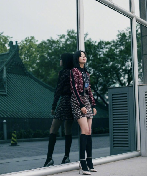 东北美女图片 女明星辛芷蕾印花裙帅气洒脱图片 4