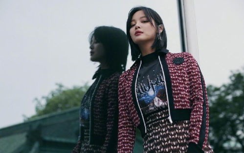 东北美女图片 女明星辛芷蕾印花裙帅气洒脱图片 5