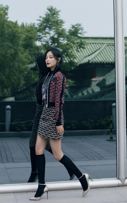 东北美女图片 女明星辛芷蕾印花裙帅气洒脱图片 6