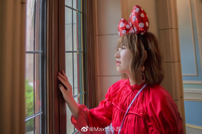 清纯美女图片在可爱的迪士尼游乐园里写真 6