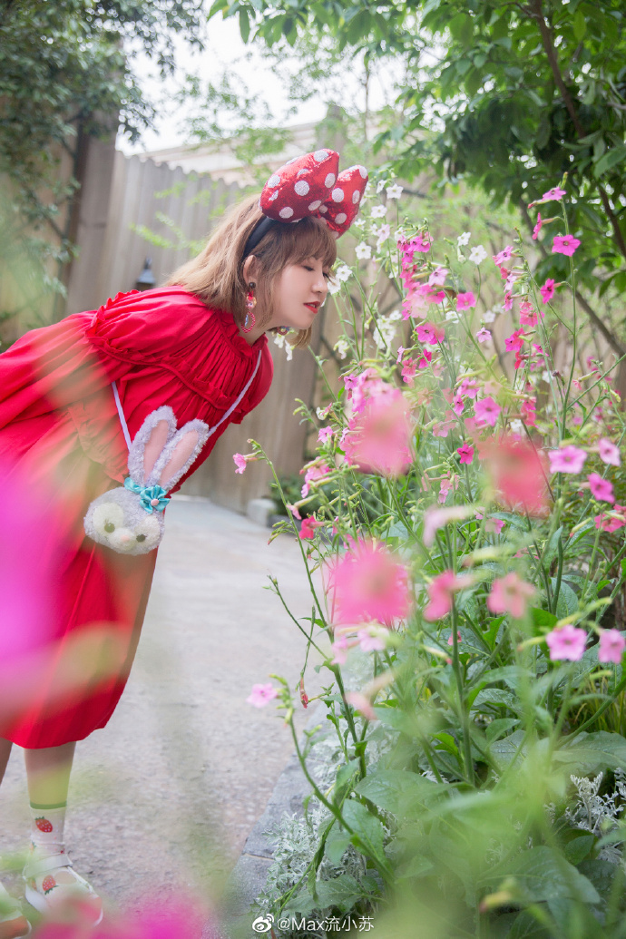 清纯美女图片在可爱的迪士尼游乐园里写真 8