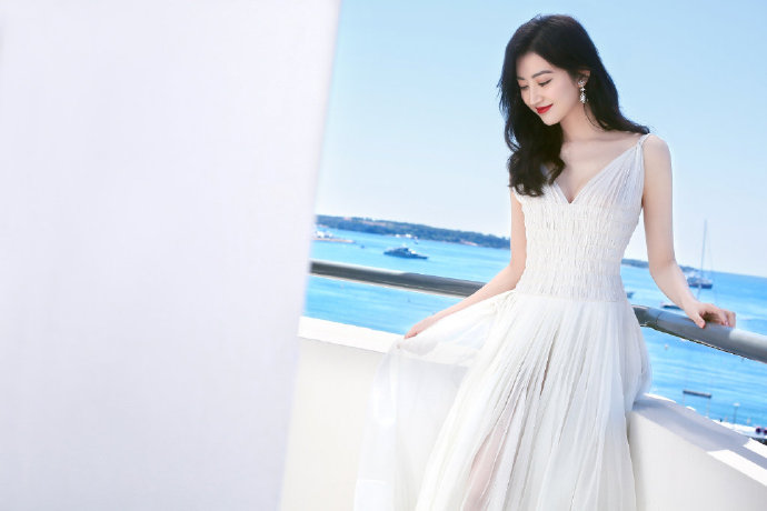 山西美女明星景甜纯白色深V长裙亮相戛纳电影节 2