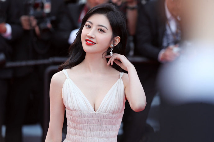 山西美女明星景甜纯白色深V长裙亮相戛纳电影节 3