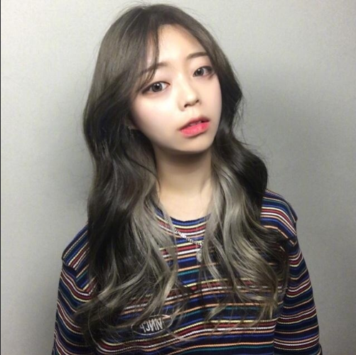 2019流行发型美女自怕图片 长卷发发型图片
