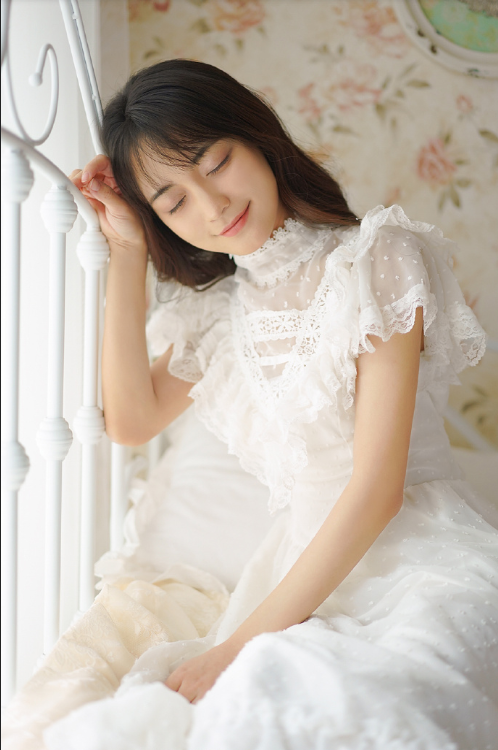 梦幻白色连衣裙美女图片 3