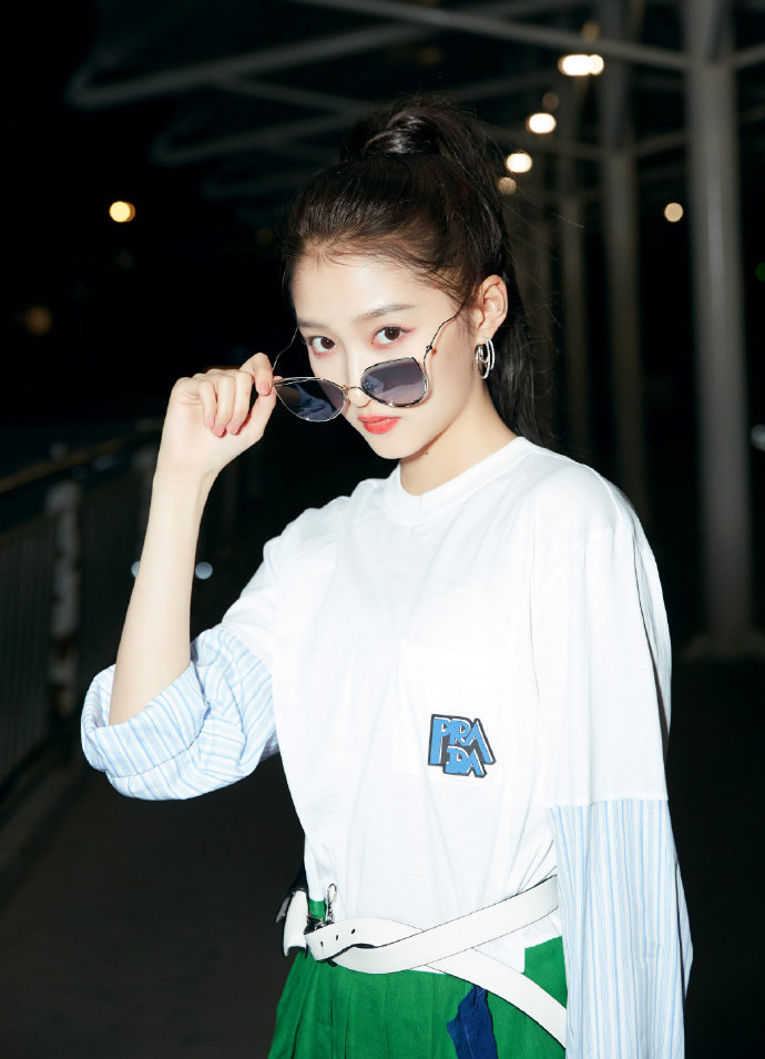 北京美女图片 童星关晓彤活力满满出发戛纳电影 3
