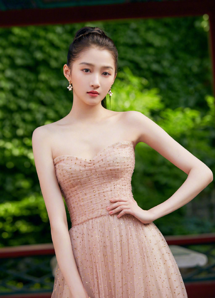 中国美女明星关晓彤与钟楚曦一同亮相亚洲影视 4