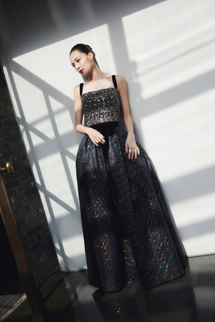 中国美女明星关晓彤与钟楚曦一同亮相亚洲影视 6
