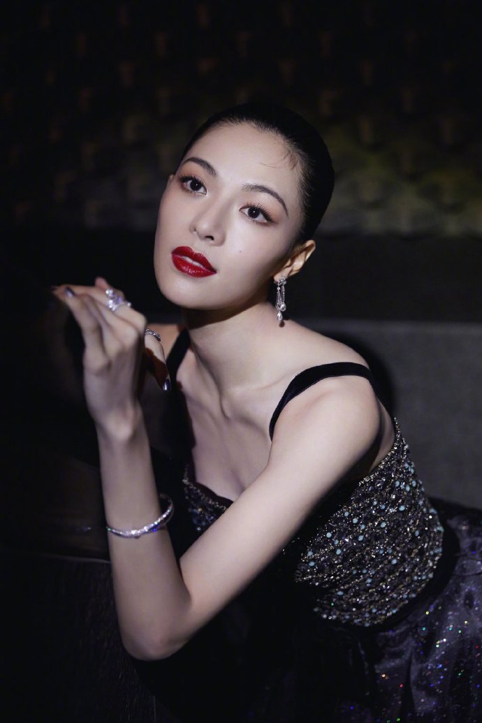 中国美女明星关晓彤与钟楚曦一同亮相亚洲影视 8