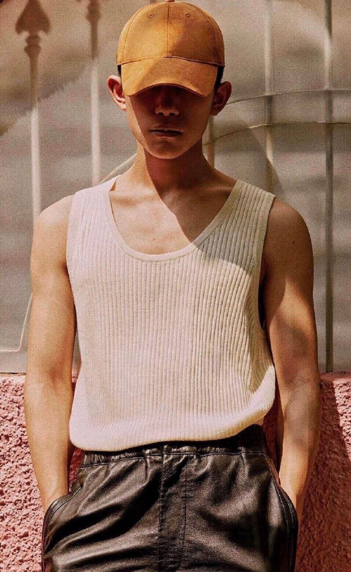 小鲜肉男明星易烊千玺弟弟的腹肌图片 2
