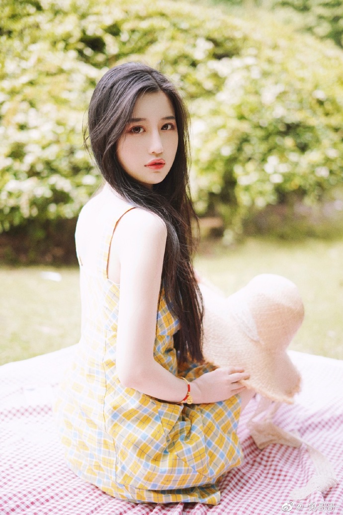 托腮的清纯美女图片夏日户外写真图片 2