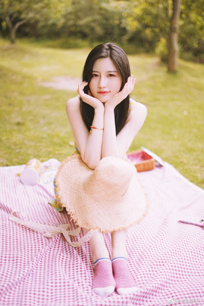 托腮的清纯美女图片夏日户外写真图片 3