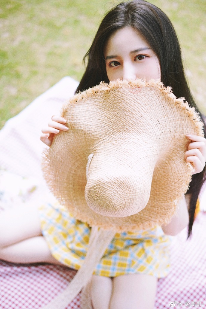 托腮的清纯美女图片夏日户外写真图片 5