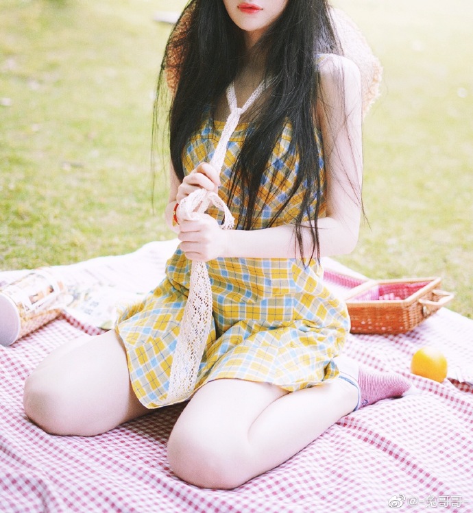 托腮的清纯美女图片夏日户外写真图片 6