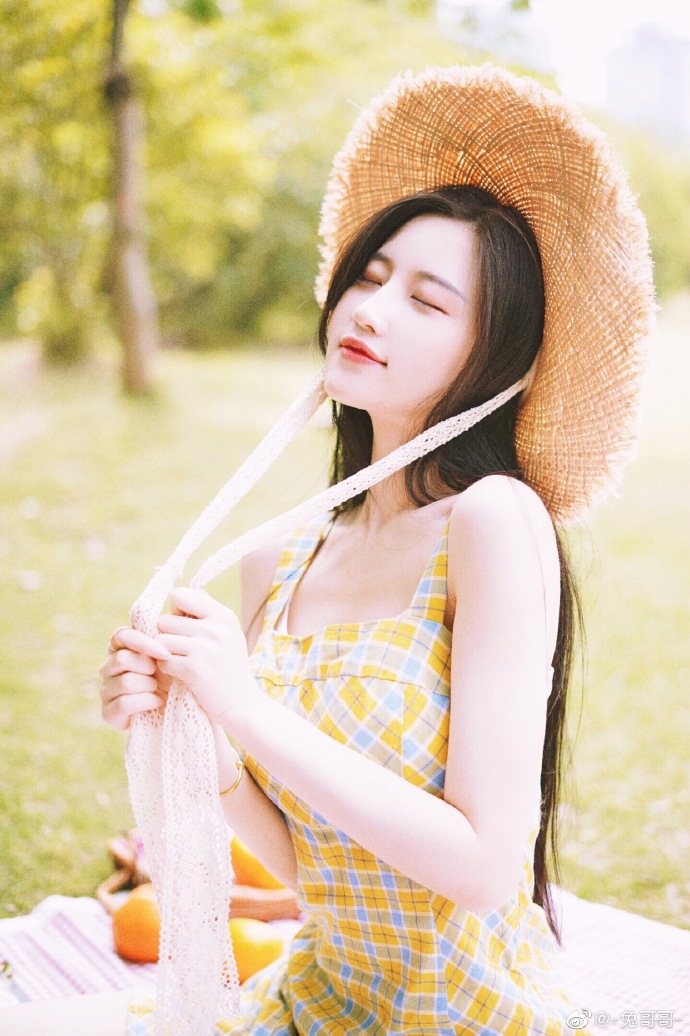 托腮的清纯美女图片夏日户外写真图片 7