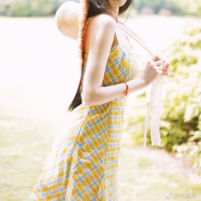 托腮的清纯美女图片夏日户外写真图片 8