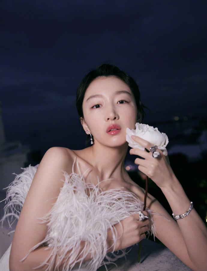 河北美女图片 女明星周冬雨羽毛短裙礼服图片 4