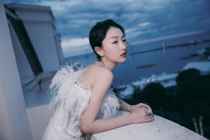 河北美女图片 女明星周冬雨羽毛短裙礼服图片 6