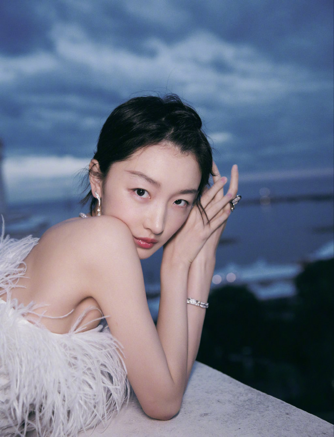 河北美女图片 女明星周冬雨羽毛短裙礼服图片 8