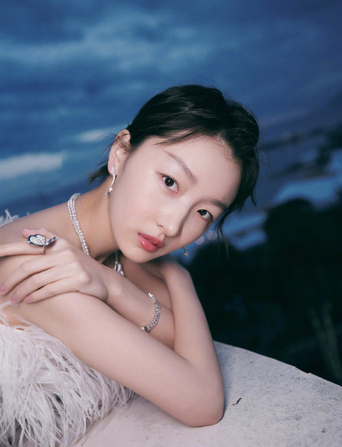 河北美女图片 女明星周冬雨羽毛短裙礼服图片 9