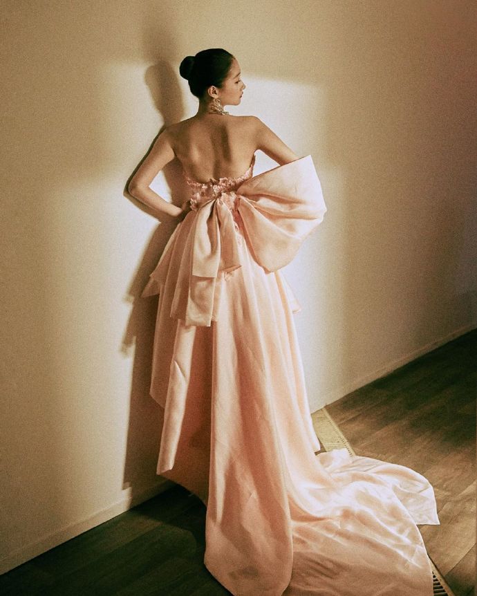 北京美女图片 关晓彤戛纳露美背礼服图片