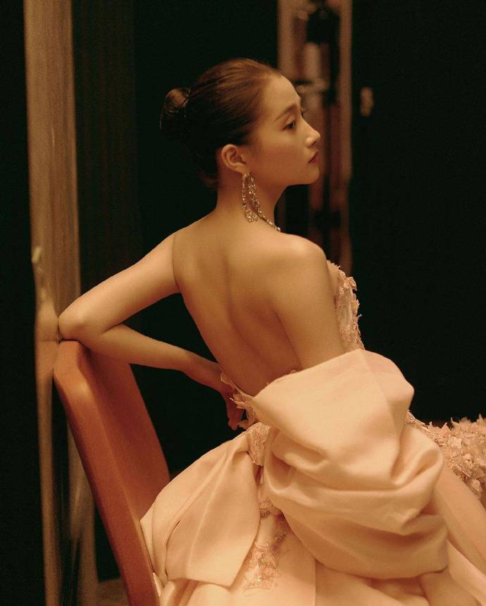 北京美女图片 关晓彤戛纳露美背礼服图片 4