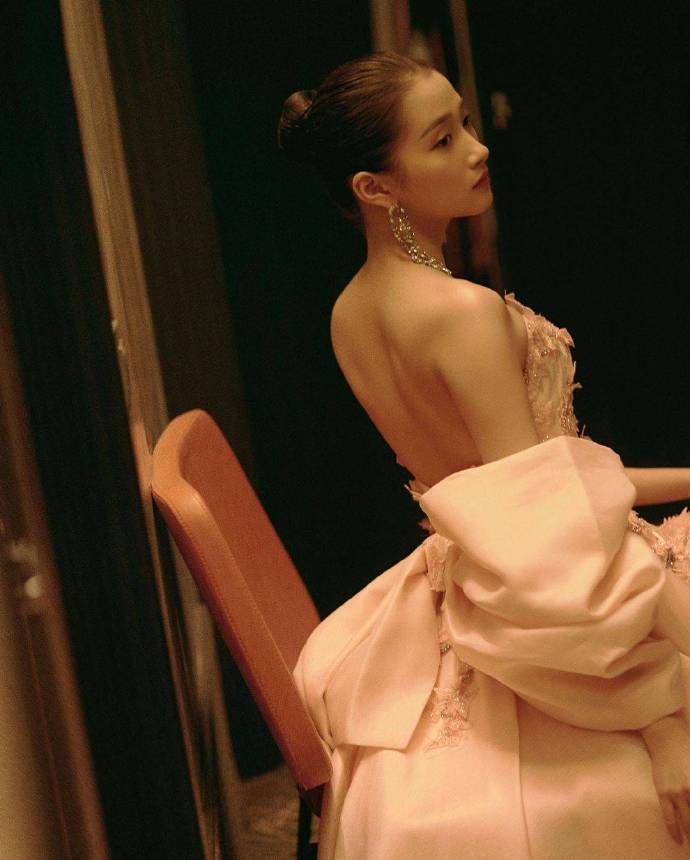 北京美女图片 关晓彤戛纳露美背礼服图片 5