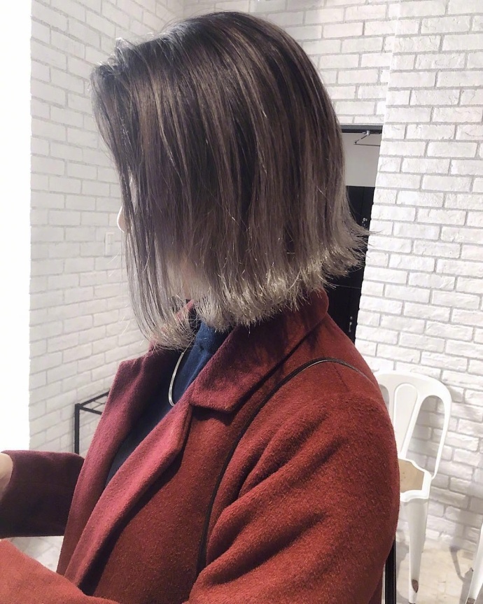 迷人的发型和美丽的侧颜自拍美女图片