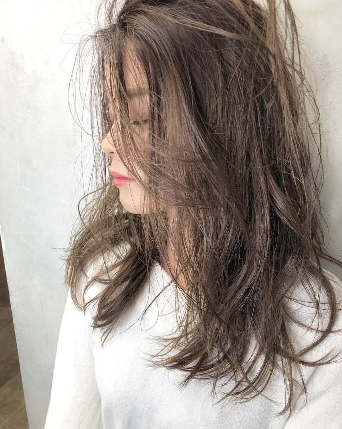 迷人的发型和美丽的侧颜自拍美女图片 9