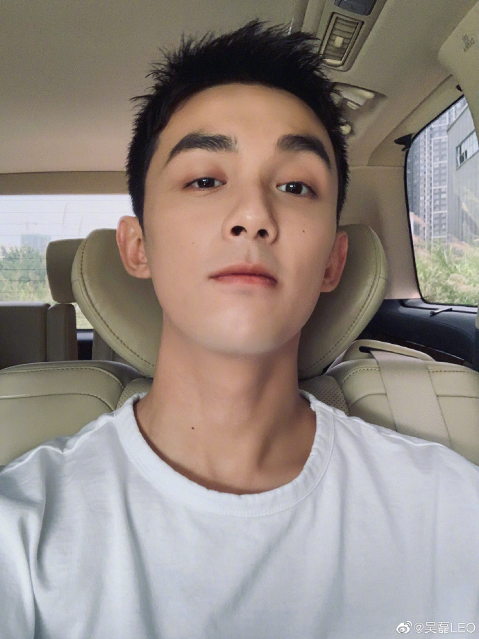 干净帅气的小鲜肉吴磊新发型图片 5