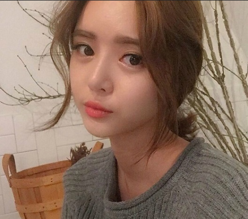 好看的美女图片中长发发型图片 4