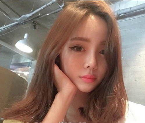 好看的美女图片中长发发型图片 5