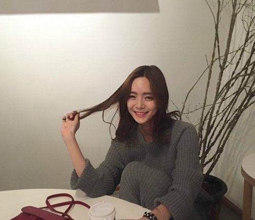 好看的美女图片中长发发型图片 6