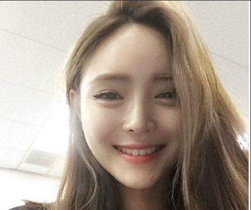 好看的美女图片中长发发型图片 9