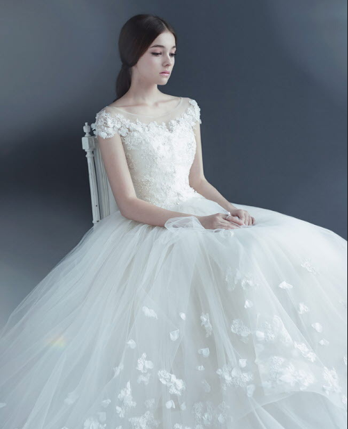 精致得仿如芭比娃娃的白色婚纱照图片