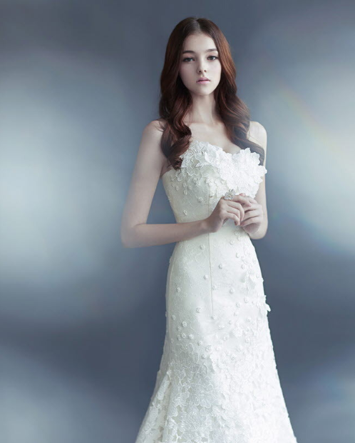 精致得仿如芭比娃娃的白色婚纱照图片 3