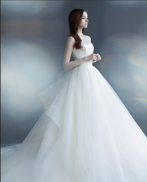精致得仿如芭比娃娃的白色婚纱照图片 4