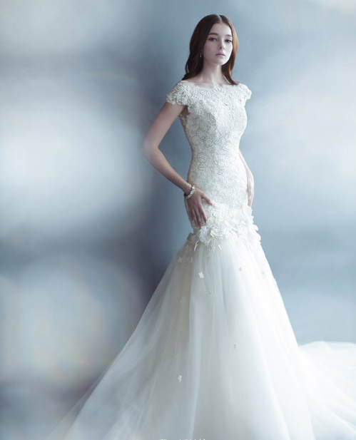 精致得仿如芭比娃娃的白色婚纱照图片 6