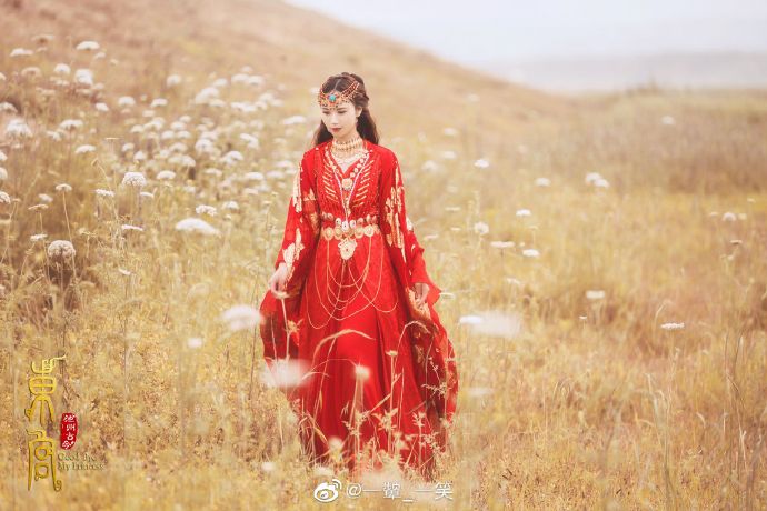 红色嫁衣古装美女图片 2