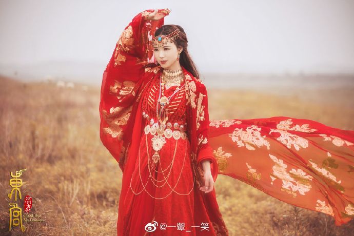 红色嫁衣古装美女图片 3