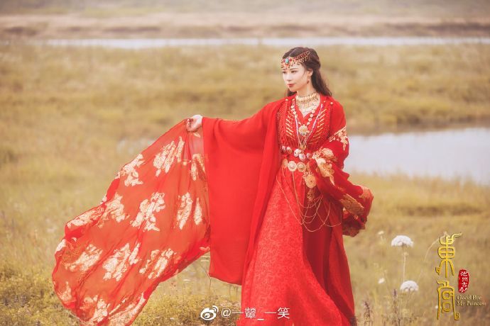 红色嫁衣古装美女图片 4