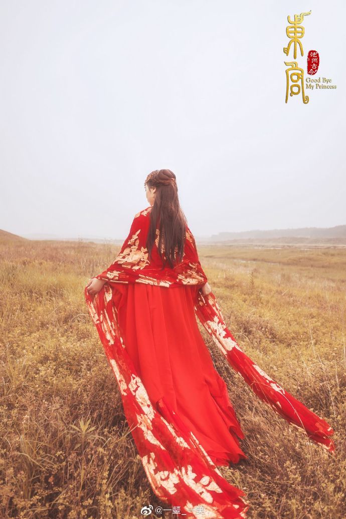 红色嫁衣古装美女图片 7