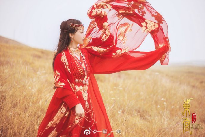 红色嫁衣古装美女图片 8