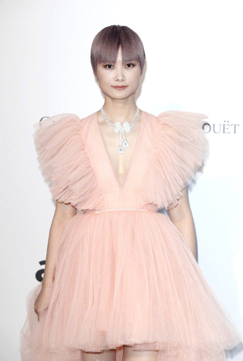 四川美女图片 中国女歌手李宇春粉色纱裙图片 5